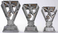 Thumbnail for Drei silberne Trophäen der 3er-Serie 163 mm - 203 mm PK738567-65-3-E25 mit einem Spieler, der einen Ball kickt, montiert auf einem rechteckigen Sockel mit einem exklusiven Design aus Lorbeerkränzen auf der Vorderseite. Die mittlere Trophäe ist aus hochwertigem Material gefertigt und etwas höher als die beiden anderen.