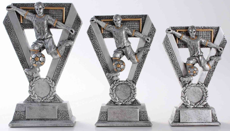 Drei silberne Trophäen in absteigender Größe mit Fußballspieler, Ball, Tornetz und Lorbeerkranz-Emblem. 3-er Serie Fussball 163 mm - 203 mm von POMEKI.