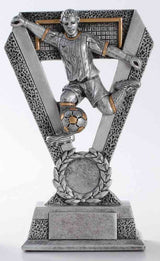 Thumbnail for Ein silberfarbener 3-er Serie Fußball 163 mm - 203 mm mit einem Spieler, der einen Ball kickt, aus hochwertigem Material mit exklusivem Design gefertigt. Er verfügt über einen Lorbeerkranz an der Unterseite und ein leeres Namensschild an der Basis.