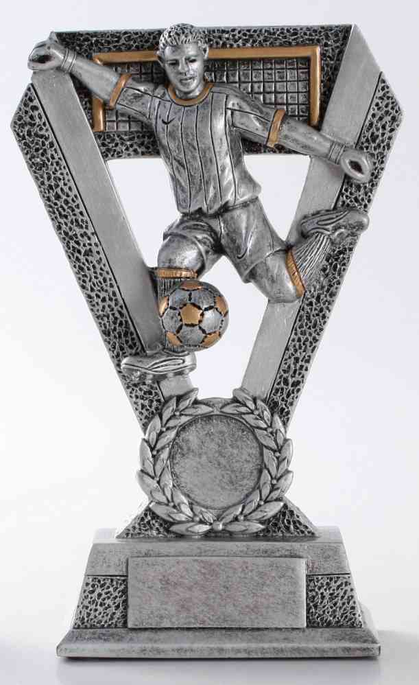 Ein silberfarbener 3-er Serie Fußball 163 mm - 203 mm PK738567-65-3-E25 mit einem Spieler, der einen Ball kickt, aus hochwertigem Material mit exklusivem Design gefertigt. Er verfügt über einen Lorbeerkranz an der Unterseite und ein leeres Namensschild an der Basis.