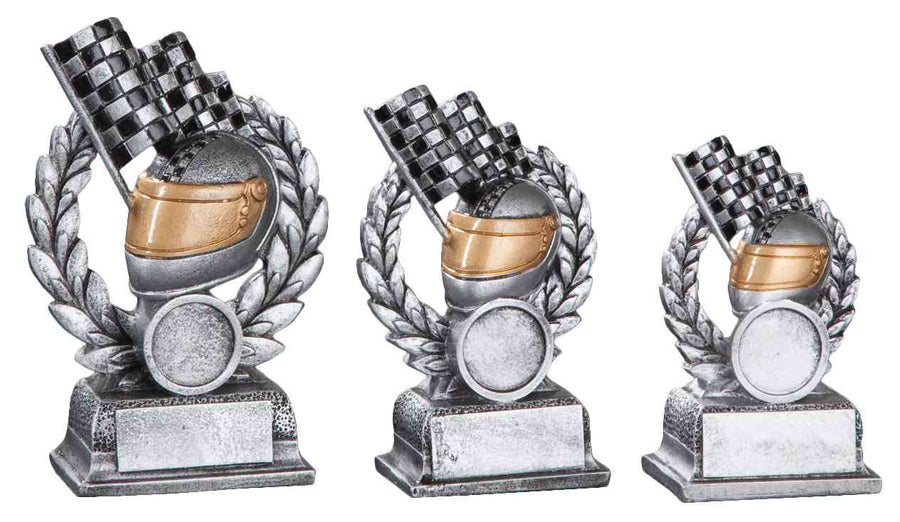 Drei Trophäen aus der Kollektion „3-er Serie Motorhelm und Zielflaage 112 mm – 152 mm“ (PK738587-85-3-E25), jede mit Rennhelm und Zielflagge. Diese Trophäen sind unterschiedlich groß und enthalten Lorbeerkränze mit leeren Namensschildern an der Unterseite. Mit ihrem exquisiten Design und der Fertigung aus hochwertigen Materialien sind diese Trophäen ein Symbol für herausragende Leistungen im Rennsport.