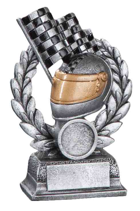 Die 3-er Serie Motorhelm und Zielflaage 112 mm - 152 mm PK738587-85-3-E25 zeigt eine atemberaubende silberne und goldene Renntrophäe, die mit einem Helm mit Visier und gekreuzten Zielflaggen verziert ist, alles in einem Lorbeerkranz auf einem rechteckigen Sockel. Dieses exquisite Design ist aus hochwertigem Material gefertigt und gewährleistet sowohl Schönheit als auch Haltbarkeit.