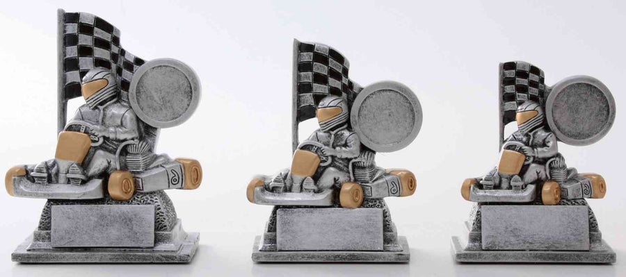 Drei 3er Serie Karts 96 mm – 122 mm PK738607-05-3-E25 in einer Reihe ausgestellt, jedes mit einem Fahrer in Rennausrüstung, einer Zielflagge und einem leeren Namensschild an der Unterseite.