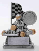 Thumbnail for Ein 3er Serie Kart 96 mm - 122 mm mit einem Go-Kart-Fahrer, der ein Lenkrad hält und vor einer karierten Flagge steht. Der Fahrer trägt einen Helm und sitzt auf einem rechteckigen Sockel.