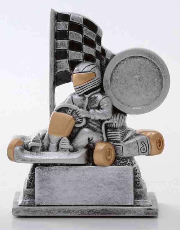 Ein 3er Serie Kart 96 mm - 122 mm PK738607-05-3-E25 mit einem Go-Kart-Fahrer, der ein Lenkrad hält und vor einer karierten Flagge steht. Der Fahrer trägt einen Helm und sitzt auf einem rechteckigen Sockel.