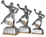 Ein Satz von drei Trophäen für Handballerinnen (190-250 mm), jede zeigt eine Sportlerin in Aktion auf einem rechteckigen Sockel mit Gold- und Silberblattdetails, in einem exklusiven Design-Modell