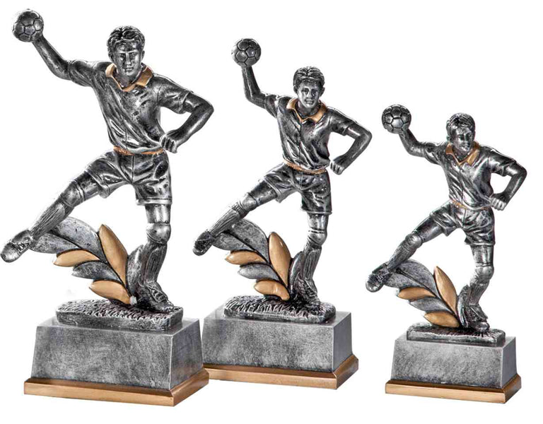 Die 3-er Serie Handballer 160 mm - 220 mm besteht aus drei metallischen Handballtrophäen mit einem männlichen Spieler in Aktion auf dekorativen, goldfarbenen Sockeln - ideal als Geschenk oder Auszeichnung.