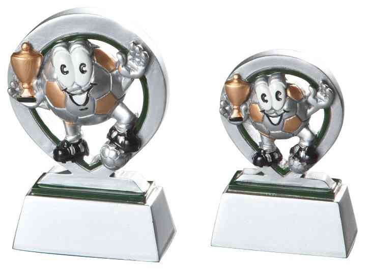 Zwei silberfarbene Trophäen mit lächelnder Comicfigur mit Fußballkopf und goldenem Pokal im runden Rahmen. 2-er Serie Fussball Kinder 88 mm - 108 mm von POMEKI.