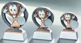 Drei lächelnde Comic-Pokalfiguren in rundem Rahmen mit leerem Emblemfeld auf hellen Sockeln. 3-er Serie Sonstiges 87 mm - 125 mm von POMEKI.