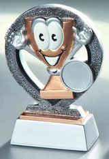 Thumbnail for Eine skurrile 3-er Serie Sonstiges 87 mm – 125 mm in der Form einer lächelnden Cartoon-Trophäenfigur, umgeben von einem runden Rahmen, montiert auf einem Marmorsockel aus hochwertigem Material.