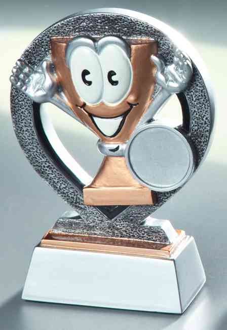 Eine skurrile 3-er Serie Sonstiges 87 mm – 125 mm PK738677-75-3-E25 in der Form einer lächelnden Cartoon-Trophäenfigur, umgeben von einem runden Rahmen, montiert auf einem Marmorsockel aus hochwertigem Material.