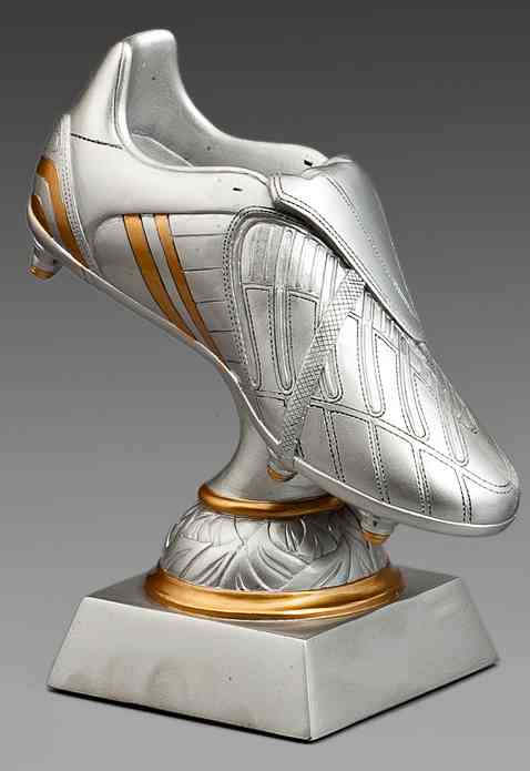 Silberfarbener Fußballschuh mit goldenen Streifen auf einem grau-goldenen Sockel. 3-er Serie Fussball 140 mm - 200 mm von POMEKI.