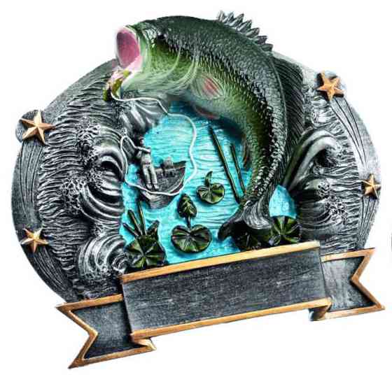 Metall-Angeltrophäe mit einem springenden Fisch, Seerosenblättern und einem Gewässer in der Mitte, umgeben von Sternenverzierungen. Unten befindet sich ein leeres Banner zum Gravieren. Diese Trophäe Fisch 119 mm x 143 mm ist ein perfektes Geschenk oder eine Auszeichnung für jeden begeisterten Angler.