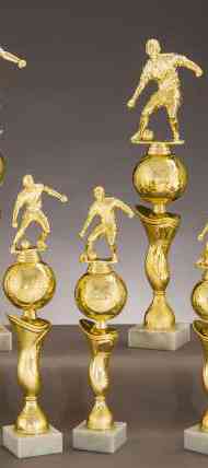 Eine Sammlung goldener Fußballpokale, von denen jeder oben eine Fußballspielerfigur in verschiedenen Posen vor einem neutralen Hintergrund zeigt, ist ein Beispiel für exklusives Design und hochwertiges Material, bekannt als die 3-er Serie Fußball 348 mm – 396 mm PK739000-3.
