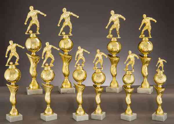 Eine Sammlung von zwölf goldfarbenen Fußballtrophäen der 10er Serie Fußball 348 mm – 530 mm PK739000-10 mit Spielern oben drauf, jede stehend auf einem gewellten Podest und einer runden Basis.