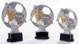 Drei 3-er Serie Fußball 160 mm - 200 mm mit Figuren in goldenen Trikots, die einen Fußball kicken, auf schwarzen Sockeln montiert. Der Hintergrund zeigt ein großes Fußballmotiv. Perfekt als exquisites Geschenk oder beeindruckende Auszeichnung für jeden Fußballfan.