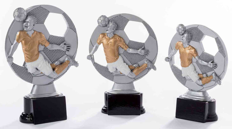Drei 3-er Serie Fußball 160 mm - 200 mm mit Figuren in goldenen Trikots, die einen Fußball kicken, auf schwarzen Sockeln montiert. Der Hintergrund zeigt ein großes Fußballmotiv. Perfekt als exquisites Geschenk oder beeindruckende Auszeichnung für jeden Fußballfan.