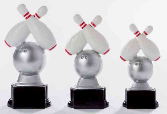 Drei Bowling-/Kegel der 3er-Serie 160 mm – 200 mm PK739111-09-3 mit gekreuzten Pins auf silbernen Bowlingkugeln, sorgfältig aus hochwertigem Material gefertigt und auf eleganten schwarzen Sockeln montiert.