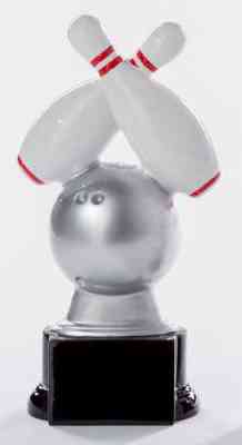 Eine 3-er Serie Bowling/Kegel 160 mm - 200 mm PK739111-09-3 aus hochwertigem Material, mit zwei gekreuzten Bowling-Pins auf der Oberseite, sitzt elegant auf einem schwarzen Sockel. Diese Trophäe besticht durch ein exklusives Design.