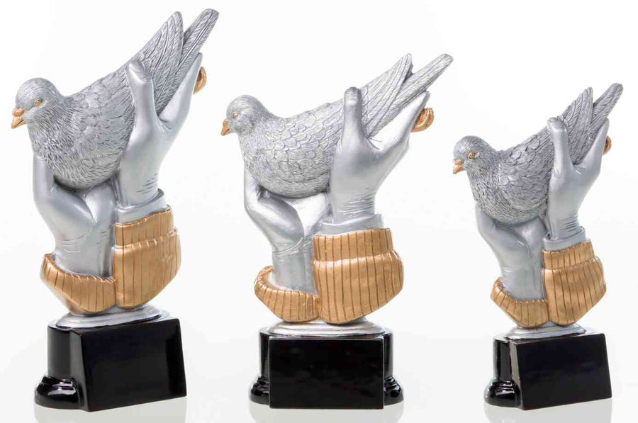 Drei 3er-Serie Taube 160 mm – 200 mm PK739117-15-3 in Form von Händen, die Tauben halten, montiert auf schwarzen Sockeln, mit einem exklusiven Design aus hochwertigem Material.