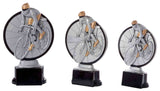 Die 3-er Serie Radsport Herren 160 mm - 200 mm mit exklusivem Design besteht aus drei Radsporttrophäen in unterschiedlichen Größen, jede mit einem silbernen Radfahrer in der Mitte des Rennens vor einem runden Hintergrund auf schwarzem Sockel. Diese aus hochwertigem Material gefertigten Trophäen symbolisieren Exzellenz und Erfolg im Sport.