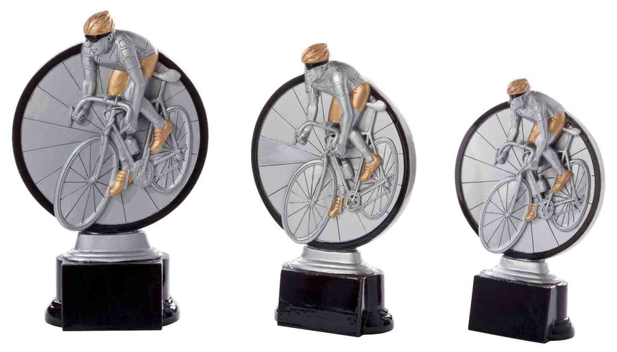 Die 3-er Serie Radsport Herren 160 mm - 200 mm PK739120-18-3 mit exklusivem Design besteht aus drei Radsporttrophäen in unterschiedlichen Größen, jede mit einem silbernen Radfahrer in der Mitte des Rennens vor einem runden Hintergrund auf schwarzem Sockel. Diese aus hochwertigem Material gefertigten Trophäen symbolisieren Exzellenz und Erfolg im Sport.