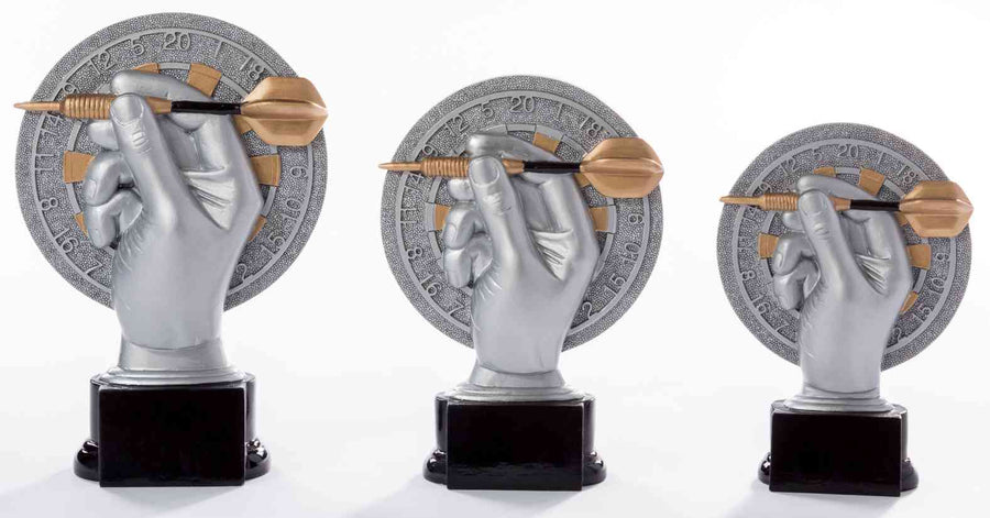 Drei Trophäenstatuen aus hochwertigem Material, die Hände mit Darts vor Dartboards zeigen, sind auf schwarzen Sockeln montiert.
