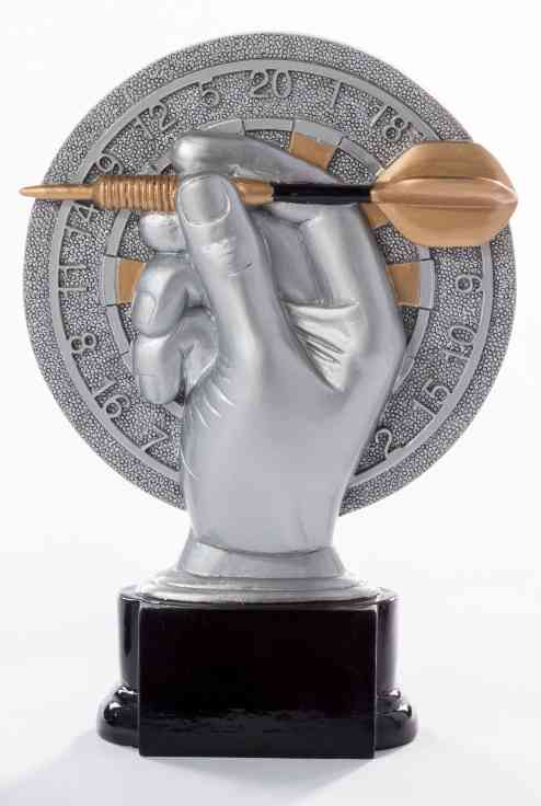 Eine silberne Hand hält eine Dart-Trophäe vor einer Dartscheibe, montiert auf einem schwarzen Sockel, mit der 3-er Serie Dart 160 mm – 200 mm PK739123-21-3.