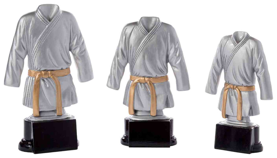 Drei Kampfsportarten, 3-er Serie Kampfsport 160 mm – 200 mm PK739126-24-3, in Form silberner Kampfsportuniformen mit goldenen Gürteln, stehen stolz auf schwarzen Sockeln und zeigen ein exklusives Design.