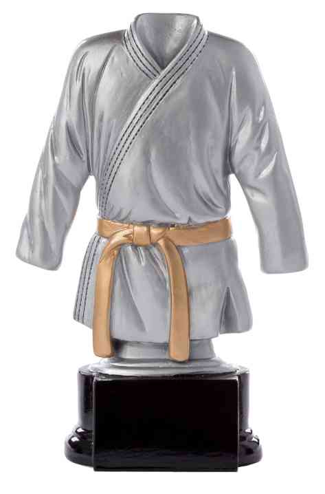 Eine 3er Serie Kampfsport 160 mm - 200 mm PK739126-24-3 in Form einer Kampfsportuniform mit goldenem Gürtel, montiert auf einem schwarzen Sockel, mit einem exklusiven Design als zeitloses Erinnerungsstück.