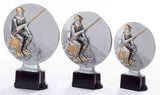 Drei verschiedene Größen der 3er-Serie Angler 160 mm – 200 mm zum Thema Angeln, jeweils mit der Figur einer Person, die eine Angelrute hält, montiert auf schwarzen Sockeln.