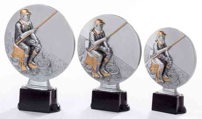 Drei verschiedene Größen der 3er-Serie Angler 160 mm – 200 mm PK739132-30-3 zum Thema Angeln, jeweils mit der Figur einer Person, die eine Angelrute hält, montiert auf schwarzen Sockeln.