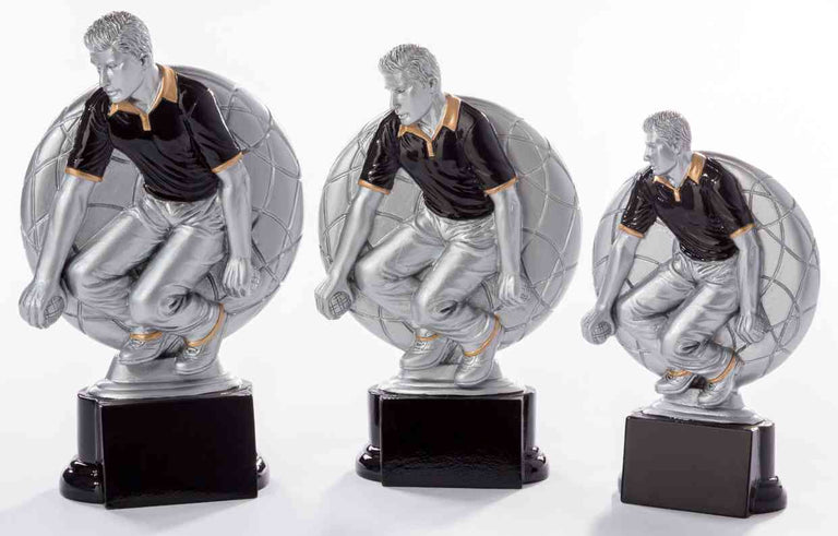 Drei silberne Boule-Petanque-Figuren der 3er-Serie 160 mm – 200 mm mit Spielerfiguren in Actionposen stehen auf schwarzen Sockeln, jede Trophäe ist unterschiedlich groß und besticht durch exklusives Design und hochwertiges Material.