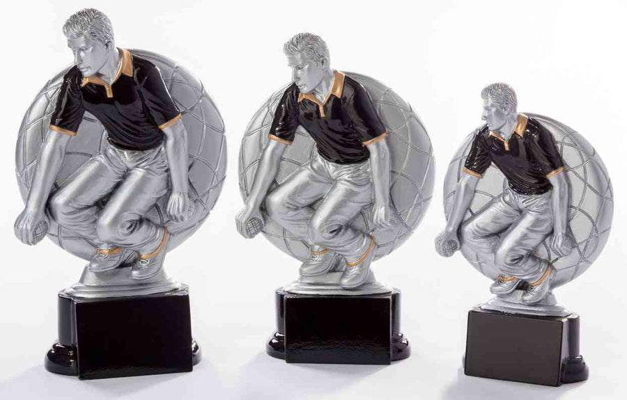 Drei silberne Boule-Petanque-Figuren der 3er-Serie 160 mm – 200 mm PK739141-39-3 mit Spielerfiguren in Actionposen stehen auf schwarzen Sockeln, jede Trophäe ist unterschiedlich groß und besticht durch exklusives Design und hochwertiges Material.
