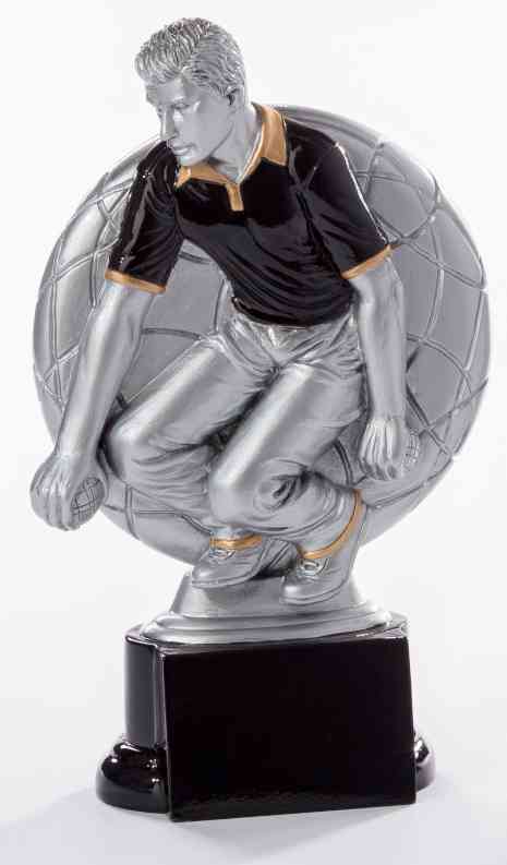 Eine 3er-Serie Boule Petanque 160 mm - 200 mm PK739141-39-3, die einen hockenden Fußballspieler vor einem großen Fußball zeigt, der auf einem schwarzen Sockel montiert ist. Dieses aus hochwertigem Material gefertigte Stück besticht durch exklusives Design und ist damit eine herausragende Auszeichnung für jeden Fußballmeister.