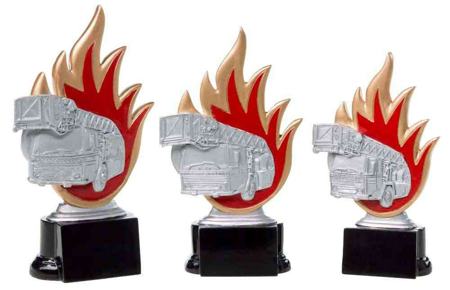 Drei Trophäen mit einem silbernen Feuerwehrauto über einem rot-goldenen Flammendesign, montiert auf schwarzen Sockeln, zeigen ein exklusives Design: 3-er Serie Feuerwehrauto 160 mm – 200 mm PK739144-42-3.