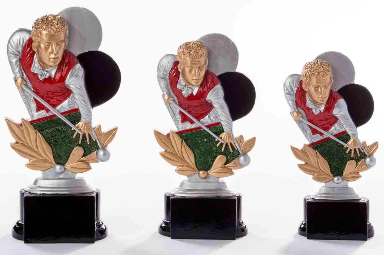 Drei Billardtrophäen mit einer goldenen Figur in einer roten Weste, die mit einem Queue zielt, elegant auf schwarzen Sockeln platziert. Diese aus hochwertigem Material gefertigten Trophäen zeichnen sich durch ein exklusives Design aus, das sie von anderen abhebt: 3-er Serie Billard 160 mm - 200 mm PK739147-45-3.