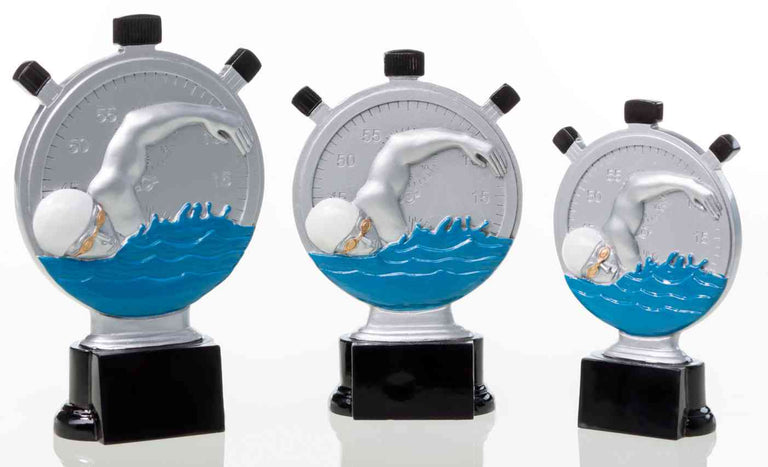 Drei stoppuhrförmige silberne Trophäen in abgestuften Größen mit einem Schwimmer in weißer Badekappe über blauen Wellen, auf schwarzen Sockeln. 3-er Serie Schwimmen 160 mm - 200 mm von POMEKI.