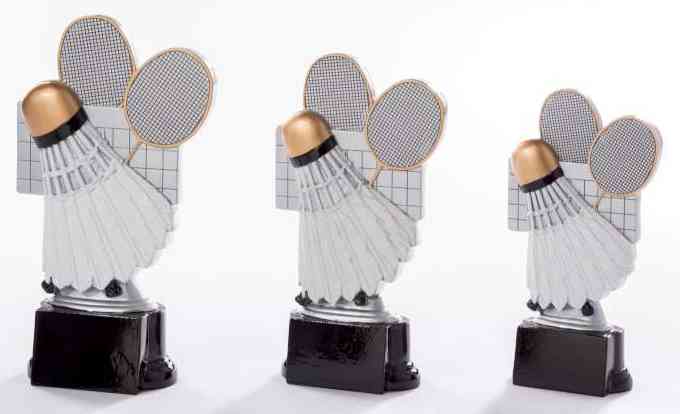 Drei 3-er Serie Badminton 160 mm - 200 mm PK739156-54-3 mit Federball- und Schlägerdesigns auf schwarzer Basis, angeordnet vom größten zum kleinsten. Perfekt als Auszeichnung oder Geschenk für jeden Badminton-Enthusiasten.