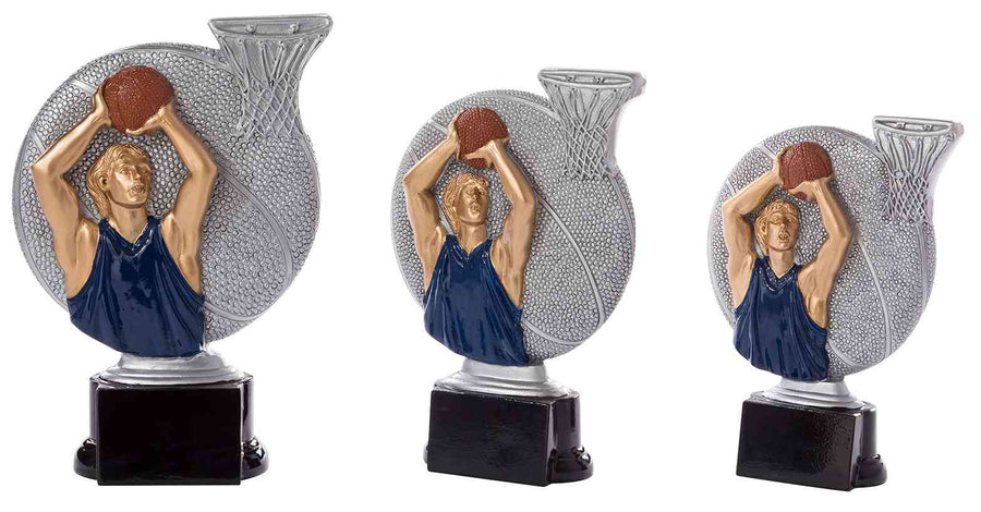 Drei Basketball-Trophäen der 3er-Serie 160 mm – 200 mm PK739159-57-3 in verschiedenen Größen, die einen Spieler im marineblauen Trikot beim Basketballwerfen zeigen, mit einem großen silbernen Basketball und einem Korb im Hintergrund.