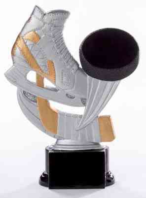 Eine silberne 3-er Serie Eishockey 160 mm - 200 mm PK739165-63-3 mit einem Schlittschuh und einem Hockeypuck auf einer schwarzen Basis mit einer leeren Plakette, gefertigt aus hochwertigem Material für ein exklusives Design.