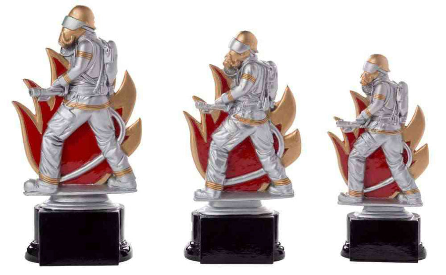 Drei identische Feuerwehrmänner der 3er-Serie 160 mm – 200 mm PK739168-66-3 in Schutzkleidung, mit Schläuchen in der Hand und vor einem rot-goldenen Flammenhintergrund auf schwarzen Sockeln stehend.