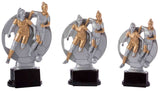 Drei 3-er Serien Fußball Frauen 160 mm - 200 mm zeigen zwei Fußballerinnen, die um den Ball kämpfen. Die Spielerinnen und der Fußball sind in Silber- und Goldfarben gegossen und auf schwarzen Sockeln montiert – eine perfekte Auszeichnung oder ein perfektes Geschenk für jeden Fußballfan.