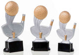 Die 3-er Serie Golfball 160 mm - 200 mm zeigt drei Golftrophäen mit goldenen Bällen und Tees auf silbernen Schlägerköpfen auf schwarzen Sockeln, die als prestigeträchtige Auszeichnungen für Gewinner vor einem weißen Hintergrund präsentiert werden.