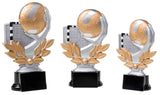 Drei Trophäen mit silber-goldenem Ball in einer Hand, Lorbeerkranz und Tornetz auf schwarzem Sockel. 3-er Serie Handball 160 mm - 200 mm von POMEKI.