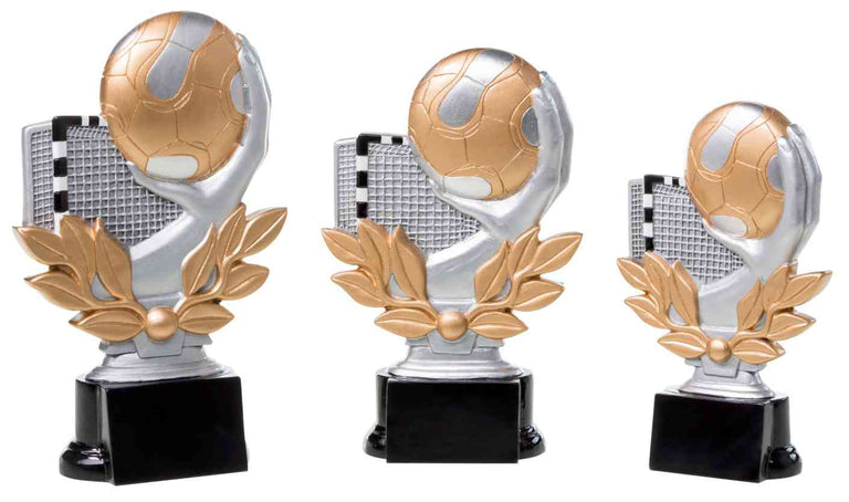 Drei Trophäen mit silber-goldenem Ball in einer Hand, Lorbeerkranz und Tornetz auf schwarzem Sockel. 3-er Serie Handball 160 mm - 200 mm von POMEKI.