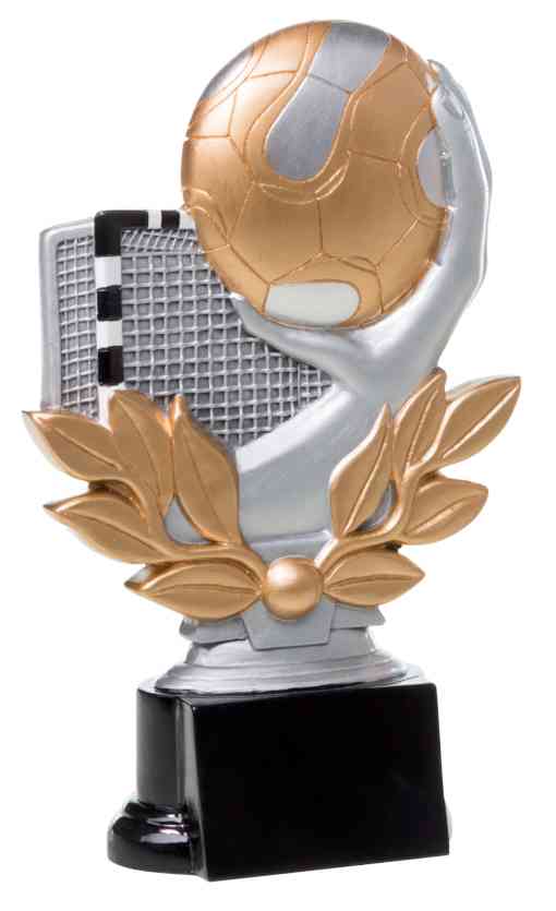 Ein 3-er Serie Handball 160 mm - 200 mm PK739186-84-3 mit einem goldenen Fußball, der von einer silbernen Hand gehalten wird, mit einem Netz im Hintergrund und goldenen Lorbeerblättern an der Basis auf einem schwarzen Ständer. Dieses exklusive Design verkörpert Exzellenz und ist perfekt für jede Ehre.