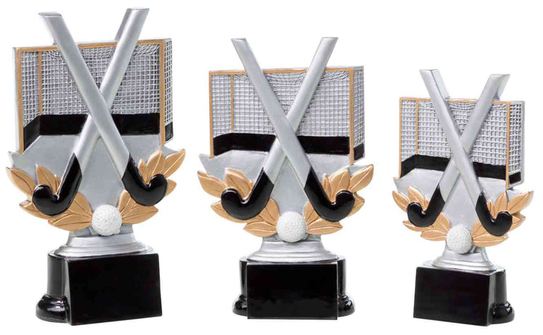 Die 3er Serie Hockey 160 mm - 200 mm sind Feldhockey-Trophäen mit schwarzem Sockel, gekreuzten Schlägern, einem weißen Ball, goldenen Lorbeerblättern und einem Tornetz - perfekt als Ehrenpreis oder einzigartiges Geschenk für Spieler und Mannschaften.