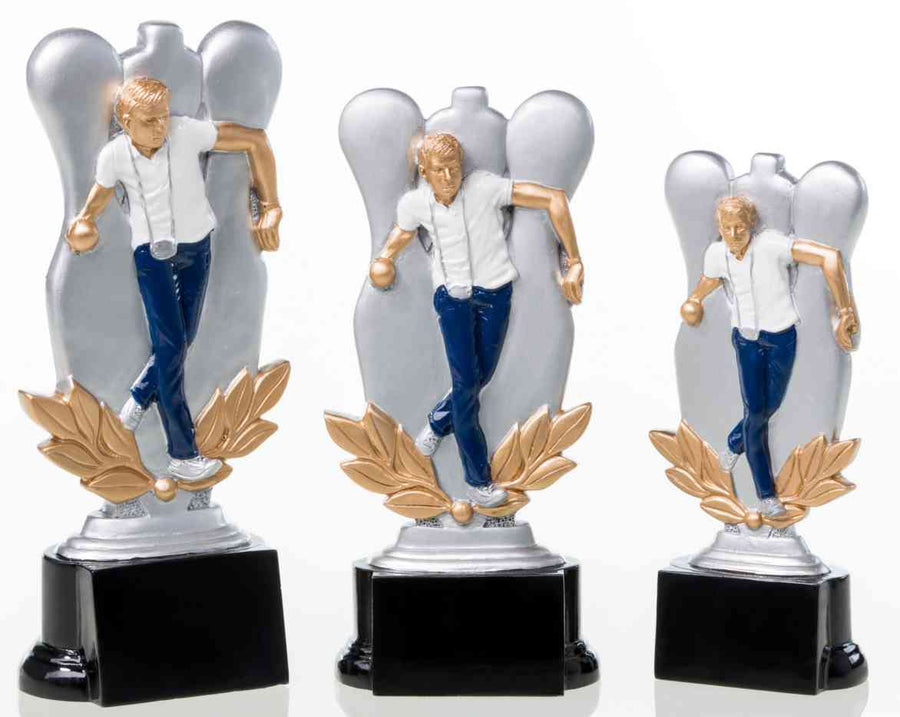 Drei Kegeln der 3er-Serie 160 mm – 200 mm PK739195-93-3 zeigen einen Bowler in Aktion, jeweils mit einem silbernen und goldenen Design, auf schwarzen Sockeln montiert und aus hochwertigem Material gefertigt.