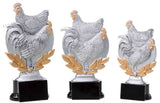 Die 3-er Serie Kleintierzucht 160 mm - 200 mm bietet drei elegante Trophäen mit silbernen und goldenen Hühnern, Lorbeerdetails und schwarzen Sockeln - eine raffinierte Ehrenpreis-Serie für jede Veranstaltung.
